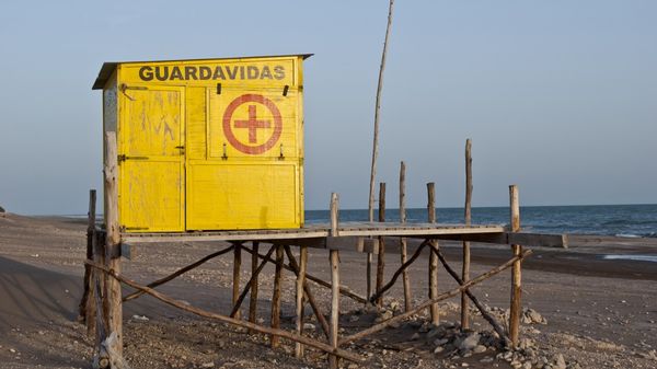 Los guardianes de la costa y la pelea diaria contra las carencias