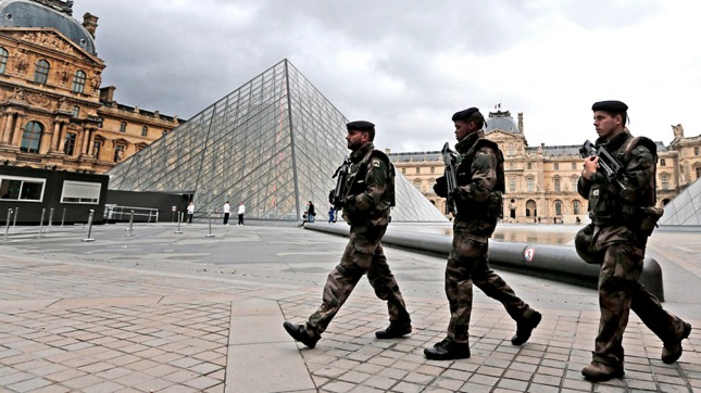 Un militar disparó a un hombre que intentó atacarlo en el Louvre
