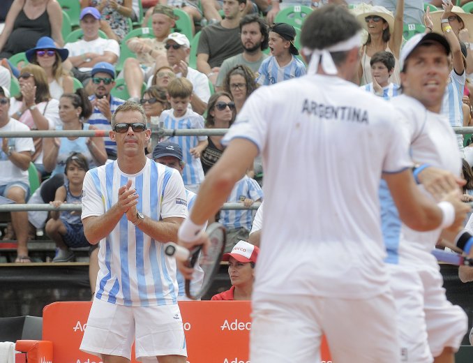 Argentina ganó un punto clave y sigue con vida en la Copa Davis
