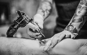 Dictan cursos para tatuadores y colocadores de piercing