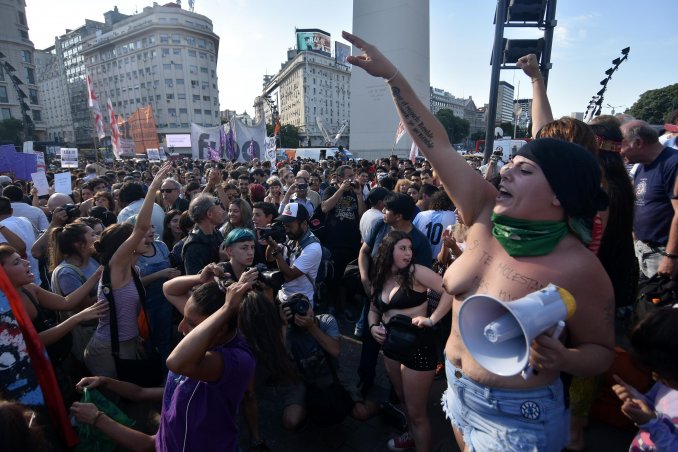 Masivo tetazo en el Obelisco: así fue la protesta de las mujeres