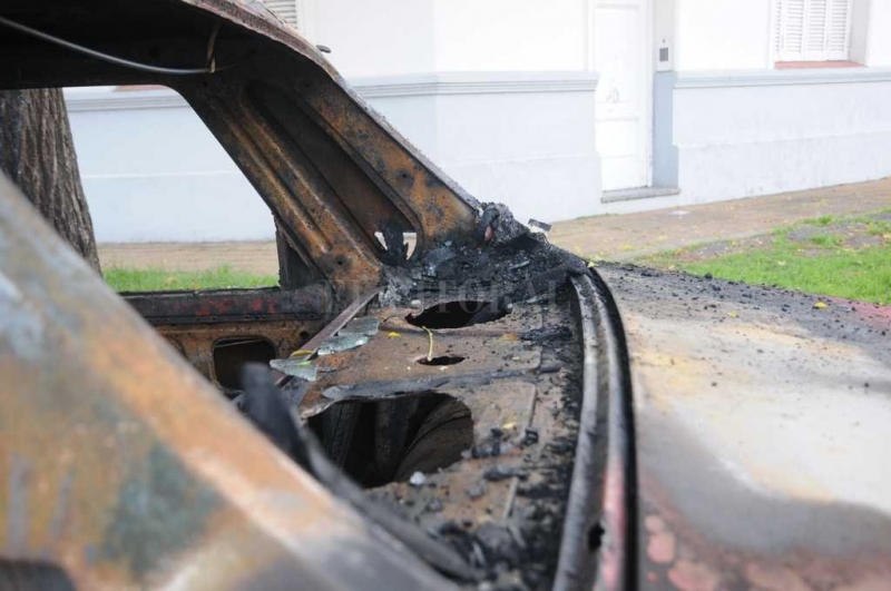 Quemacoches incendiaron un Renault 12