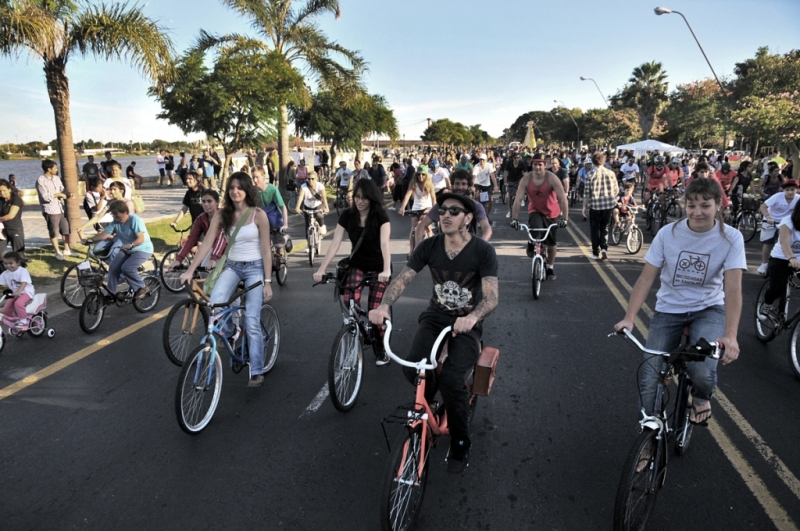 Piden ampliar la ciclovía y que reparen los baches