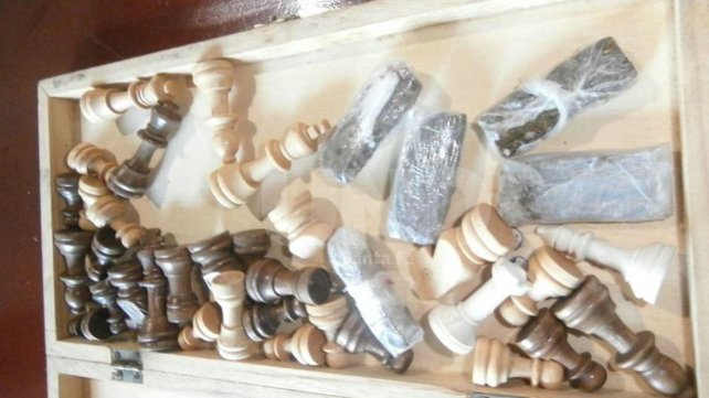 Guardaban droga hasta en un tablero de ajedrez