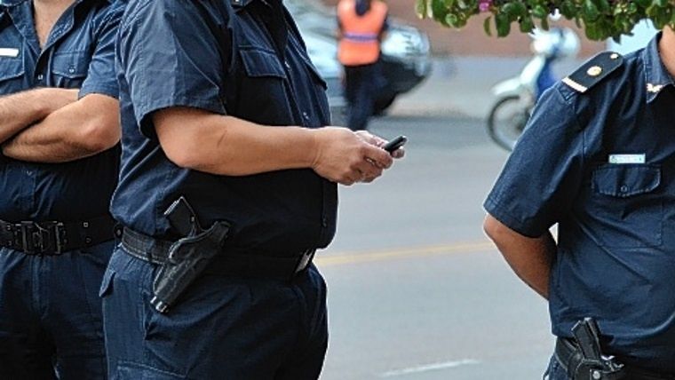 Se asfixió con una medialuna y dos suboficiales le salvaron la vida