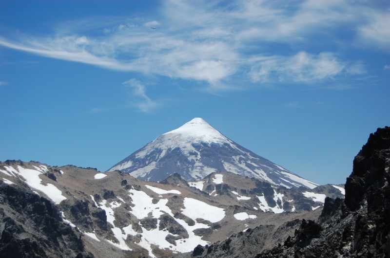 Mantienen el alerta amarillo declarado por la actividad detectada en el volcán Lanín