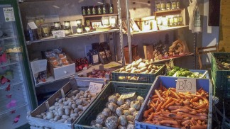 Abrieron el primer supermercado con alimentos vencidos