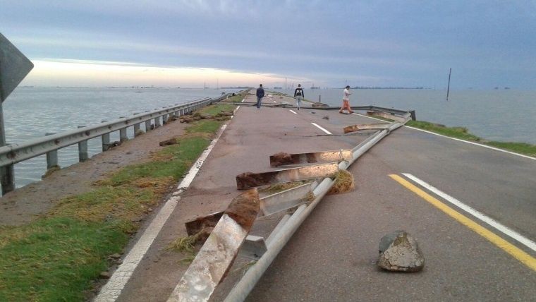 La ruta 7 quedó cortada en La Picasa por el avance del agua