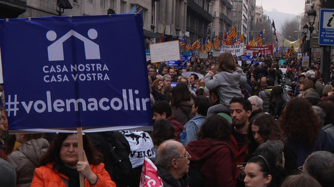 Multitudinaria manifestación en Barcelona a favor de la acogida de refugiados en Europa