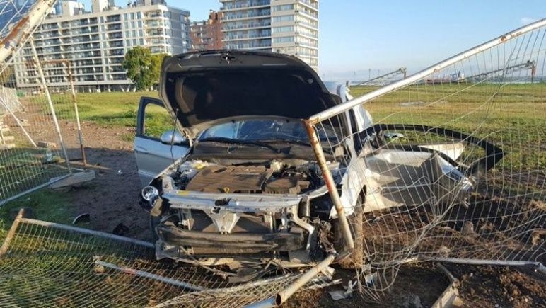 Cinco jóvenes en estado reservado tras el vuelco de un auto