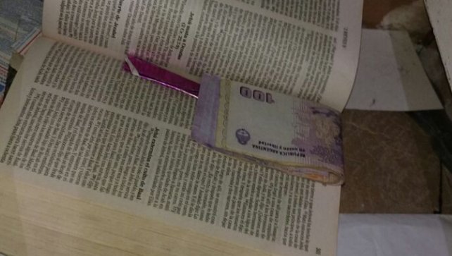 Una mujer y su hija escondían la droga que vendían y dinero en una Biblia
