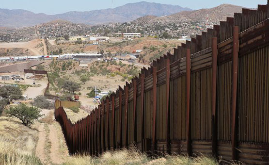 Republicanos visitan la frontera con México para avanzar con el muro