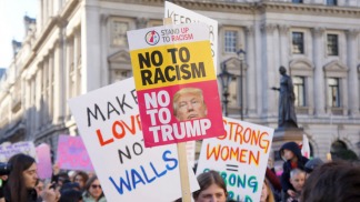 Trump revocó una norma que permitía a los alumnos transgénero elegir baño