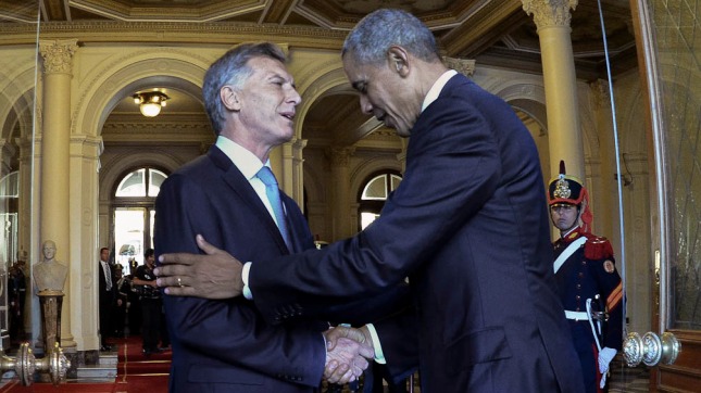 Macri habló con Obama, quien le prometió que visitará Argentina en 2018