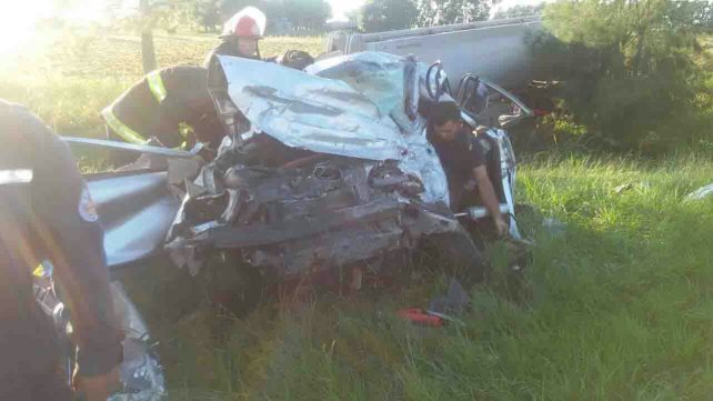 Fallecieron tres integrantes de una familia en un choque frontal 