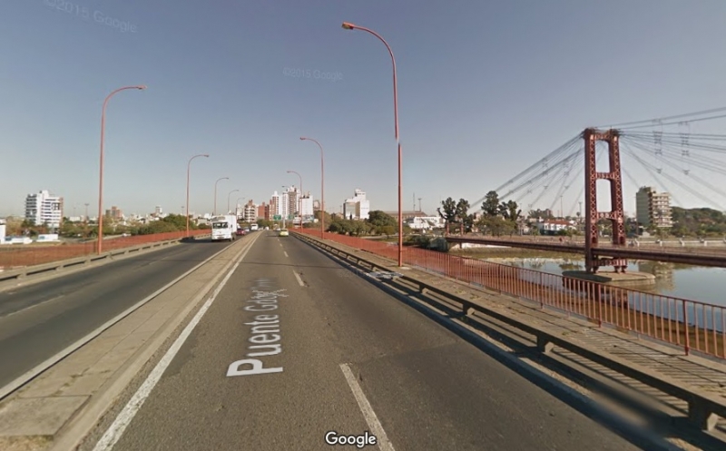 A raíz de un múltiple choque, un motociclista terminó en el Cullen