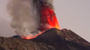 El volcán Etna sigue en actividad pero sin peligro para las poblaciones cercanas