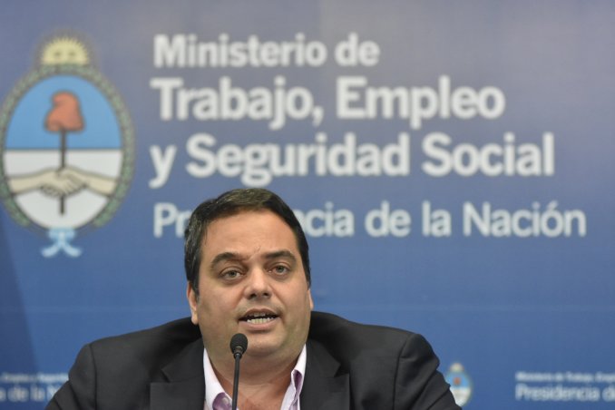 Triaca amenazó a la CGT con frenar los fondos para las obras sociales
