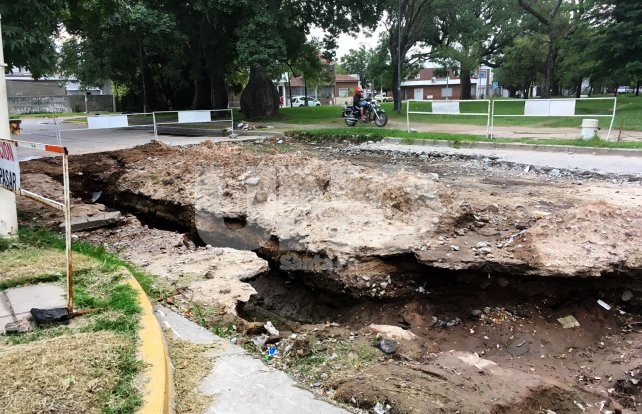 Socavón preocupa a los vecinos del Parque Garay