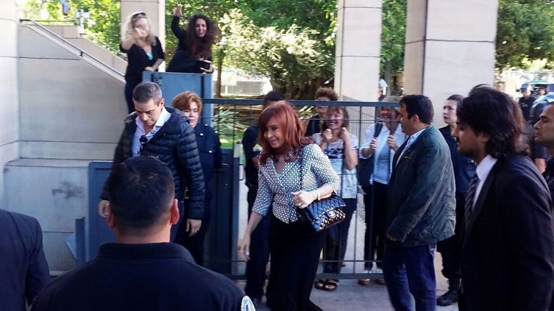 CFK fue a Comodoro Py y le entregó un escrito al juez Bonadio