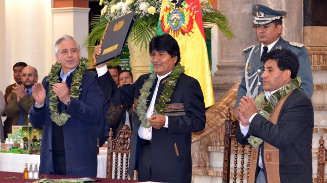 Polémica por la nueva ley de coca que promulgó Evo Morales