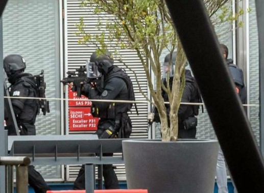 Paris: matan a hombre que le robó el arma a un militar en el aeropuerto