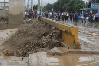 Lima está sin agua potable hace cuatro días tras los aludes