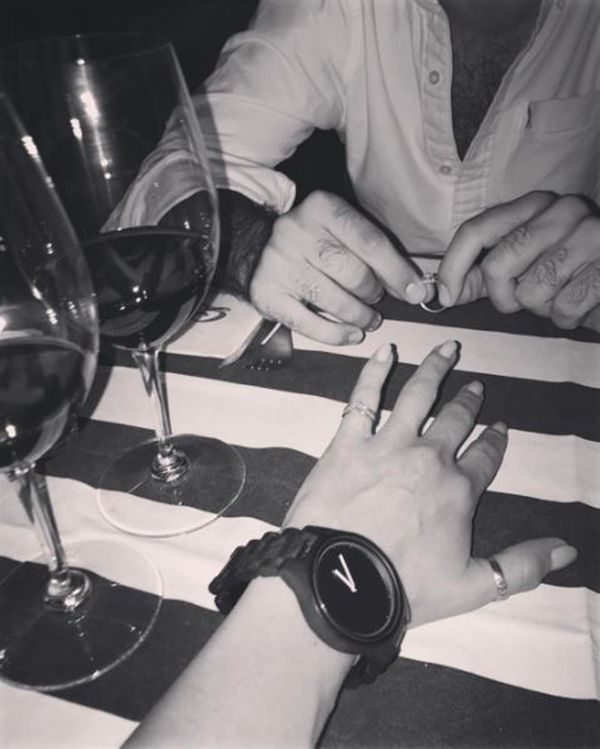 LA FOTO DE LA ALIANZA ¿SE CASAN JELINEK Y SU NOVIO?