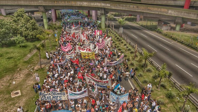Multitudinaria marcha y acto docente en la Plaza de Mayo