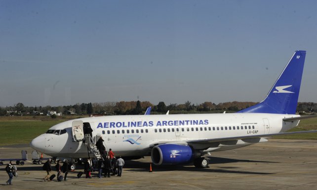 Dos vuelos debieron evitar el aeropuerto por obras y hubo quejas de usuarios