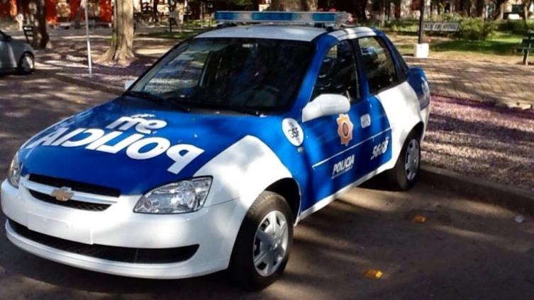 No pudieron viajar gratis y atacaron al colectivo
