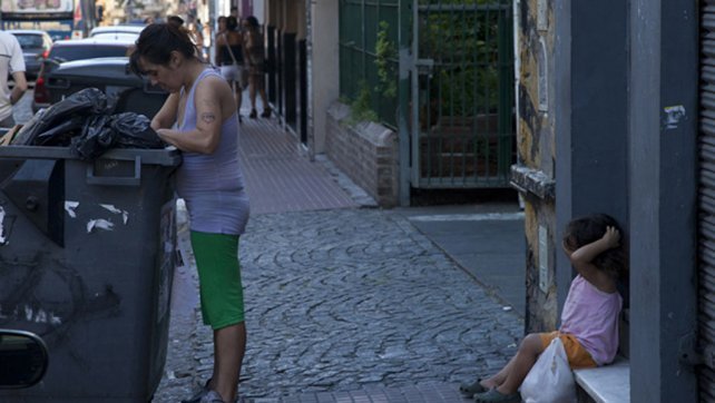 La canasta de pobreza subió en febrero más que la inflación