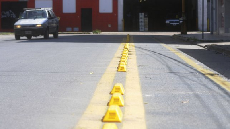 Cordones para evitar que los autos estacionen en la Ciclovía