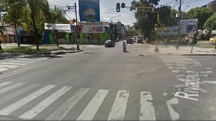 Buscan a una mujer que chocó a un hombre y se fugó