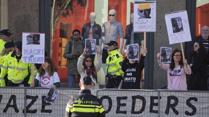 Escracharon a Macri en la Plaza Dam de Holanda