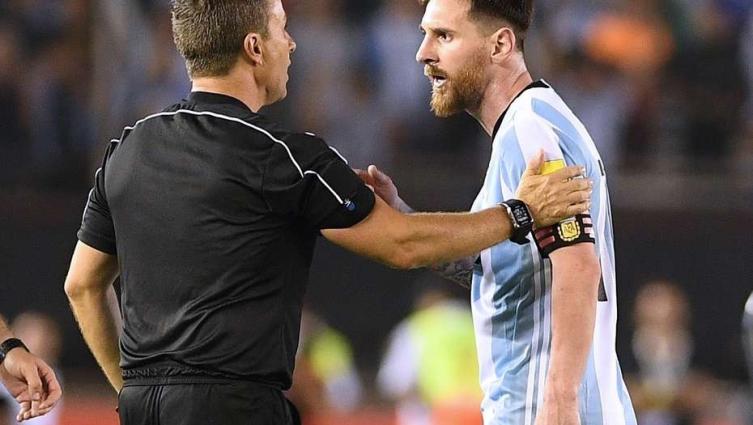 MESSI NEGÓ HABER OFENDIDO AL ÁRBITRO ASISTENTE