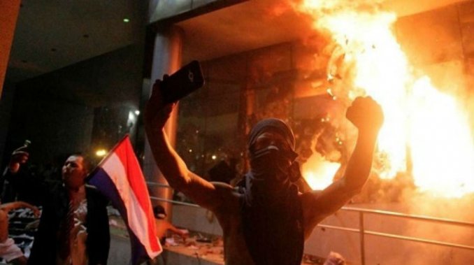 Paraguay: la Policía irrumpió en la sede opositora y hay un muerto