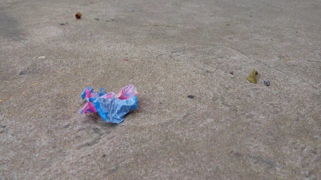 Arrojó un papel a la calle y le pegaron un piña