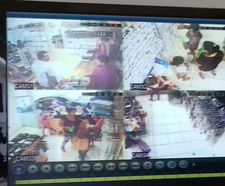Menores roban en un local supervisadas por su madre