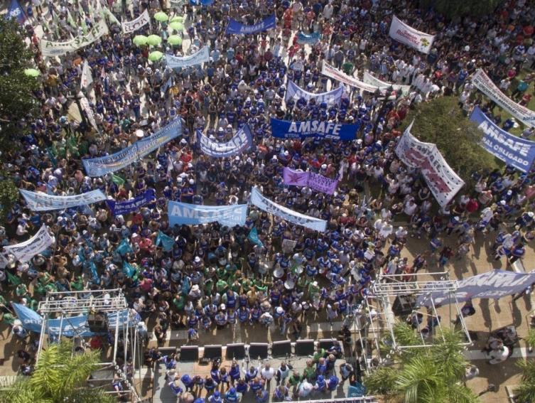 Multitudinaria marcha docente en Santa Fe 