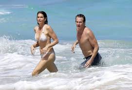 LAS FOTOS DE CINDY CRAWFORD EN BIKINI A LOS 51 AÑOS