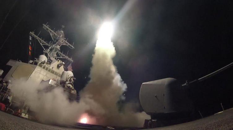 EE.UU. lanzó misiles contra una base aérea en Siria