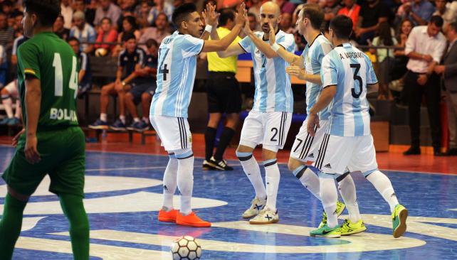 ARGENTINA ARRANCÓ LA DEFENSA DEL TÍTULO CON UNA GOLEADA