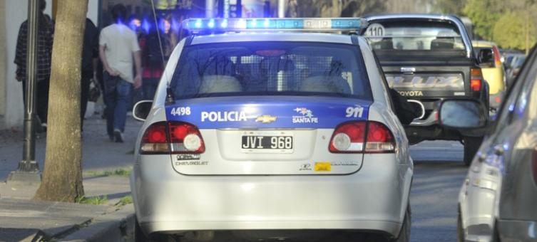 Chocó, intentó ayudar y le quemaron el auto