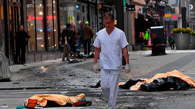 Camión arrolló a una multitud en Estocolmo: hay 3 muertos