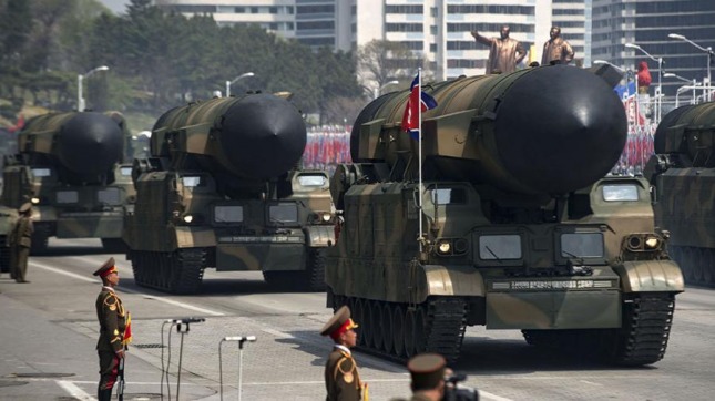 Pyongyang mostró un misil de largo alcance en un desfile y lanzó otra dura advertencia a EEUU