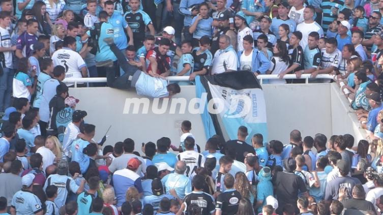 EN EL CLÁSICO CORDOBÉS: UN HINCHA CAYÓ DESDE LA TRIBUNA WELLINGTON (video)
