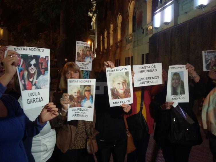 Los damnificados de la causa Maros se manifestaron en Tribunales 