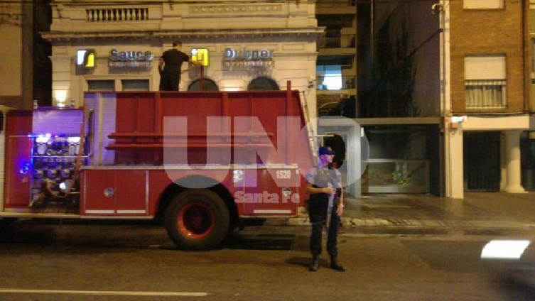 Otro auto incendiado dentro de una cochera