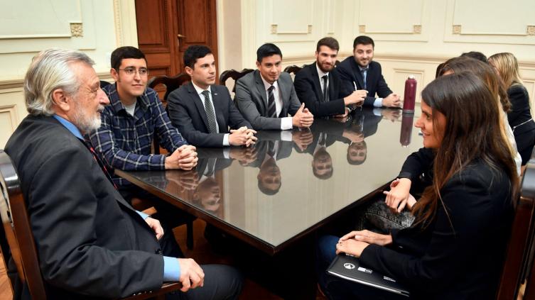 Silberstein recibió a estudiantes de Derecho que ganaron una competencia internacional